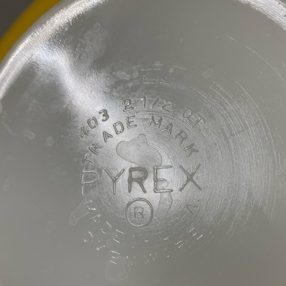 Vintage Pyrex Reverse Primary Yellow 403 mixing bowl 8.5” - Picture 6 of 10